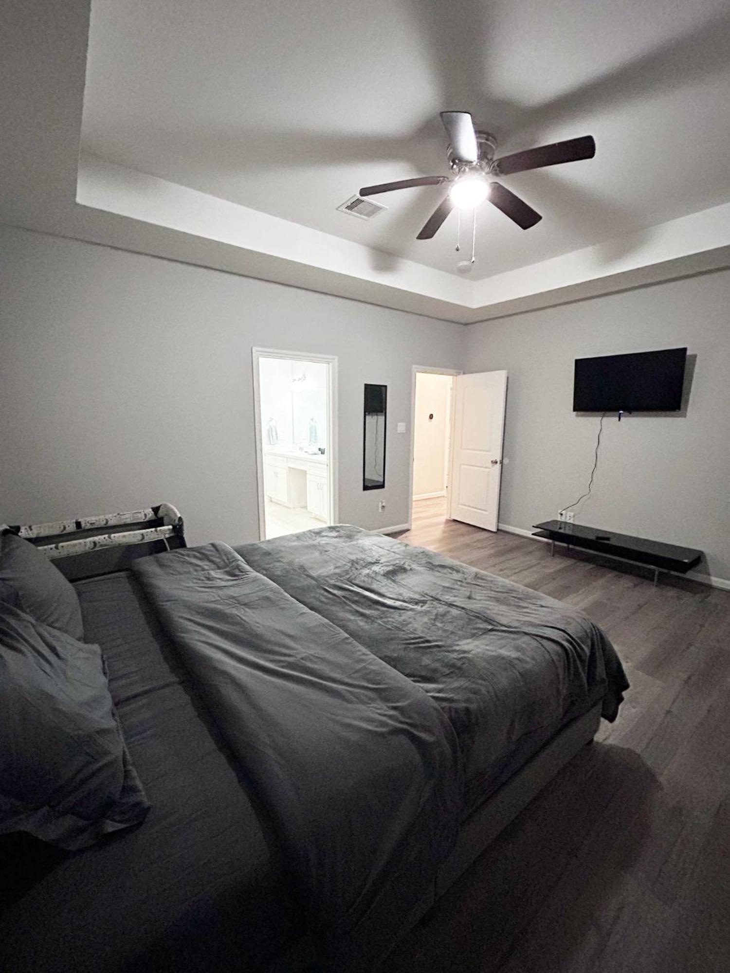 Stunning 3br Near Downtown - Sleeps 8 * Houston