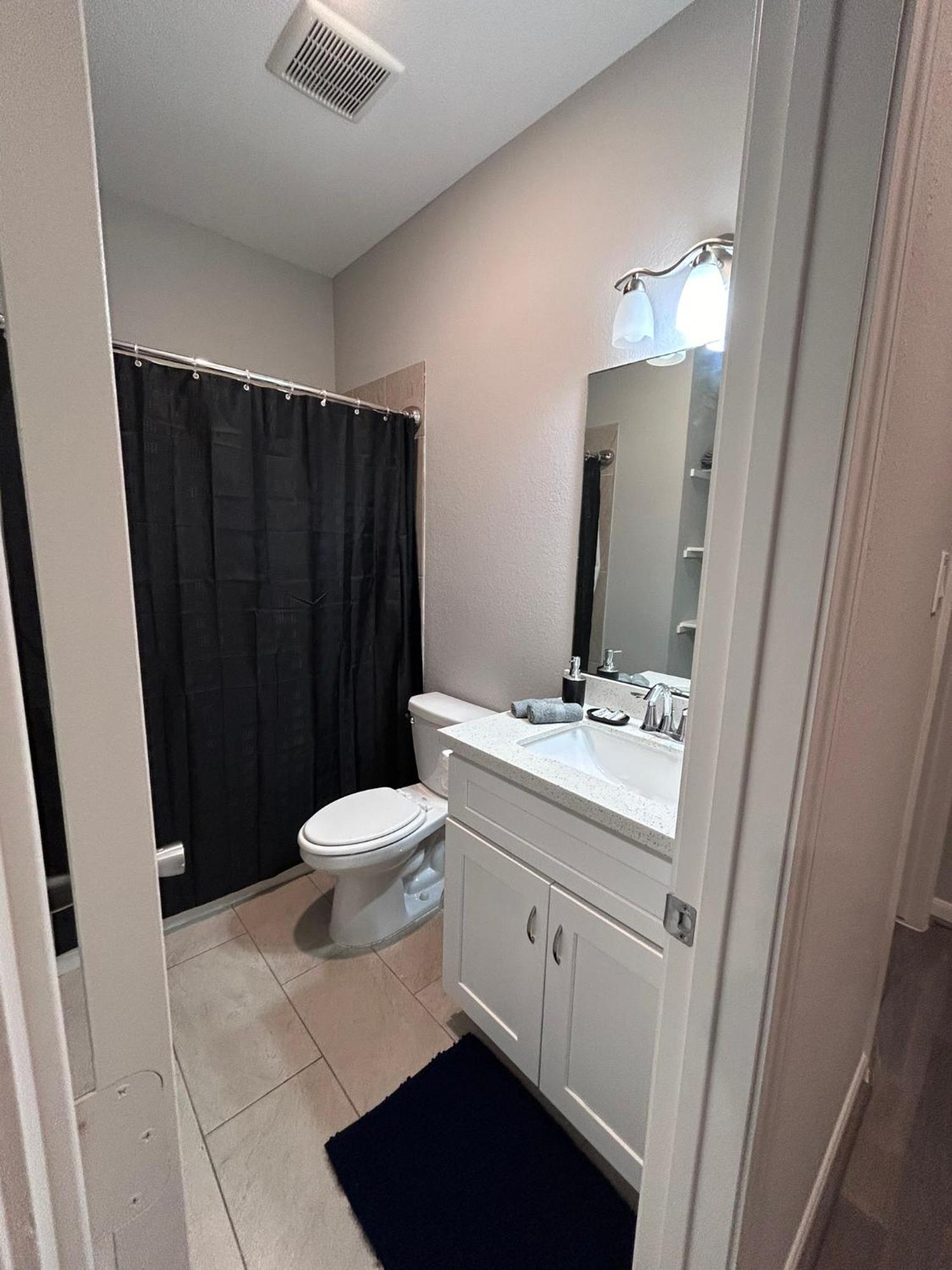 Stunning 3br Near Downtown - Sleeps 8 *