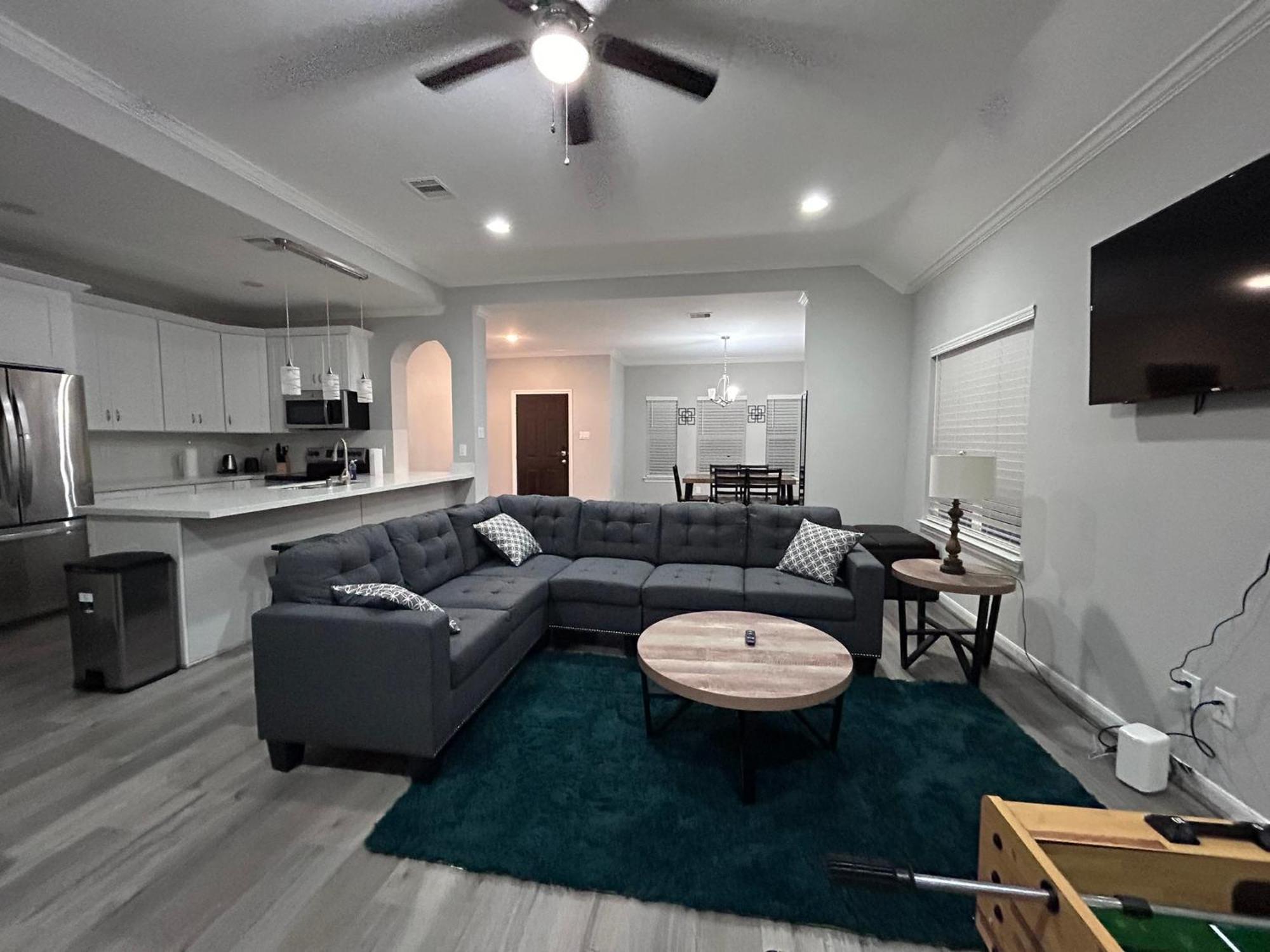 Stunning 3br Near Downtown - Sleeps 8 Houston