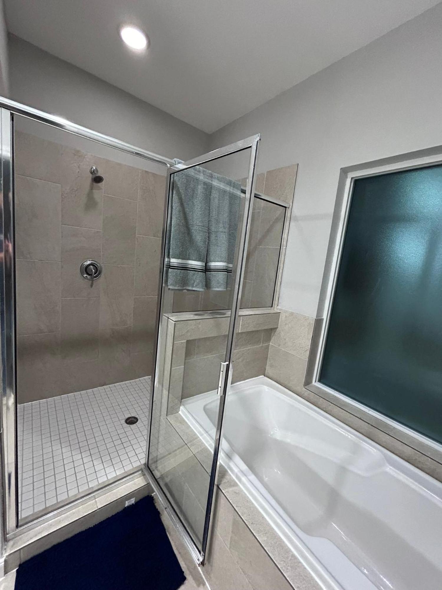 Ferienhaus Stunning 3br Near Downtown - Sleeps 8 *