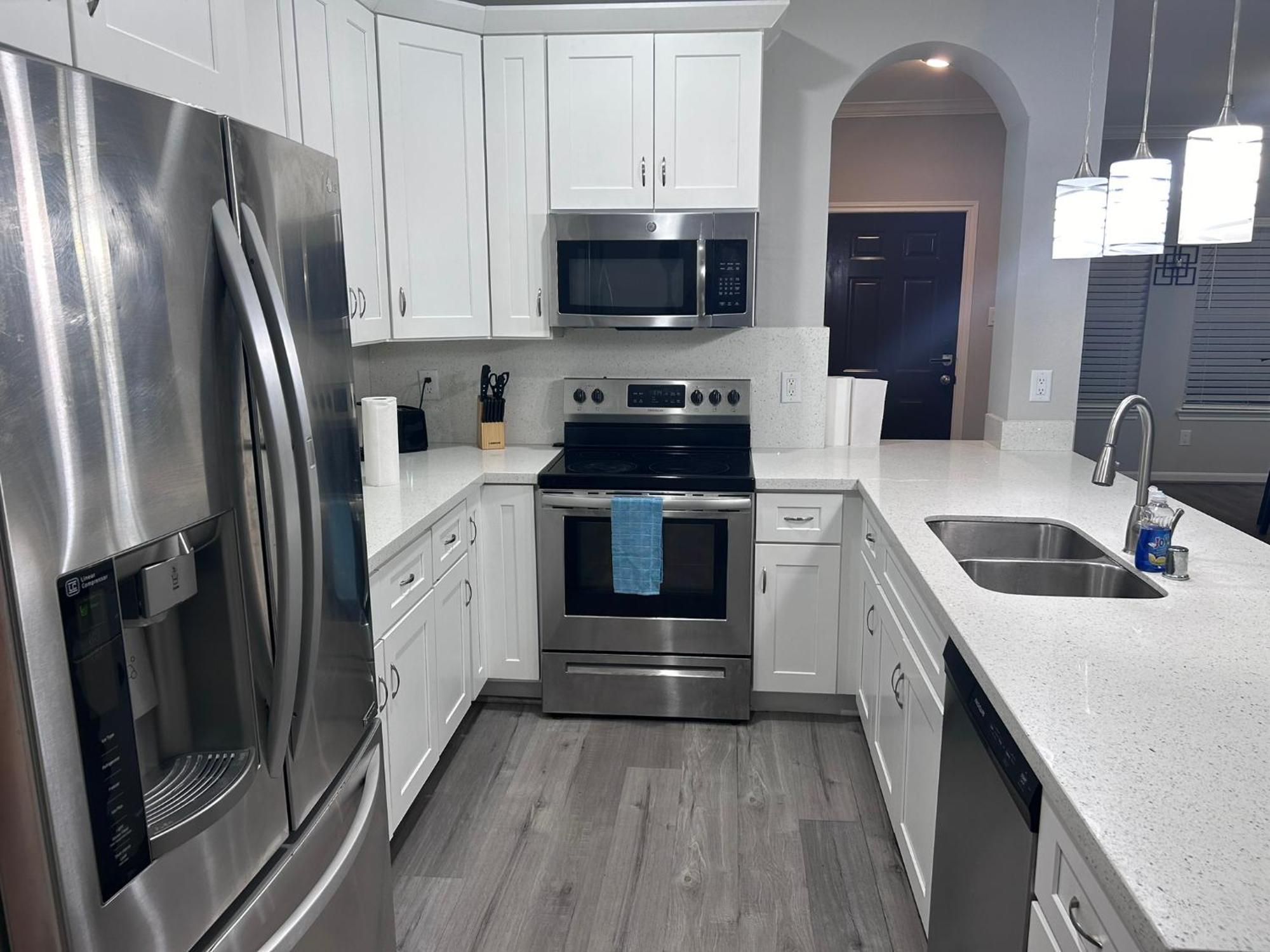 Stunning 3br Near Downtown - Sleeps 8 *